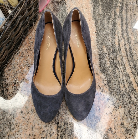 ⬇️ Calvin Klein Navy Suade Pumps - Picture 2 of 3